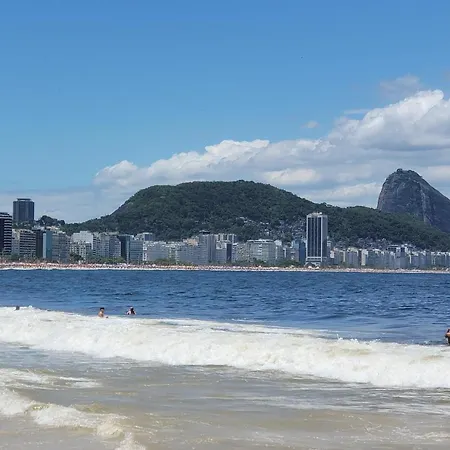 Lindo Flat em Cobertura ao lado da Praia do Posto 6-3